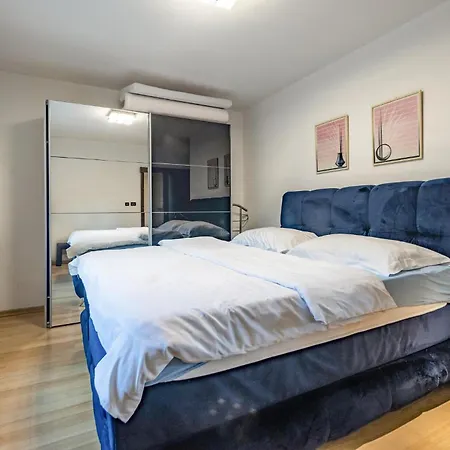 Апартаменти Awesome In With House Sea View