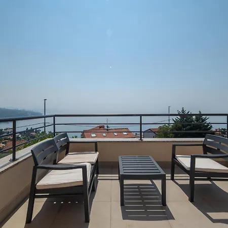 Апартаменти Awesome In With House Sea View Опатія